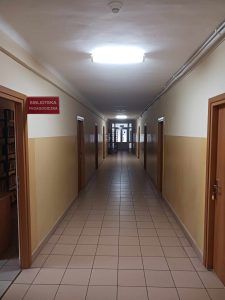 Biblioteka - Korytarz i drzwi