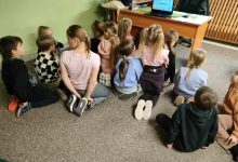 Dzieci oglądają na komputerze prezentację multimedialną