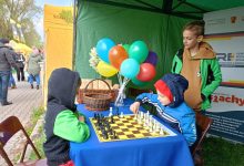 dzieci grają w szachy