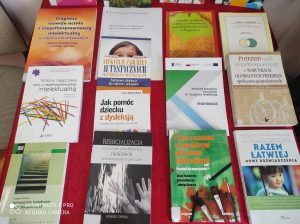 Międzynarodowy Dzień Osób Niepełnosprawnych - książki na stoliku