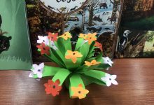 kolorowy kwiat wykonany przez dzieciaki z grupy "Pszczółki", przekazany nauczycielowi bibliotekarzowi jako forma podziękowania za zajęcia.