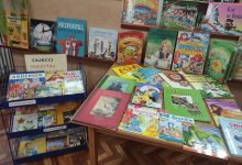 książki dla dzieci leża na stoliku