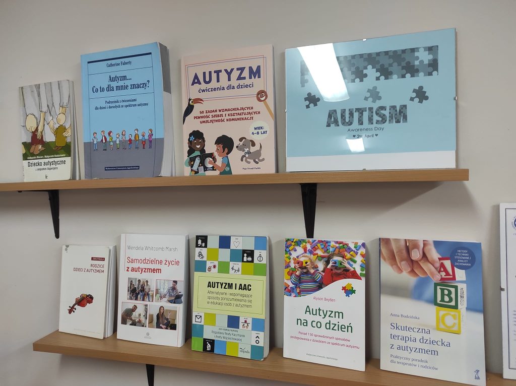 książki o autyzmie stojące na półce