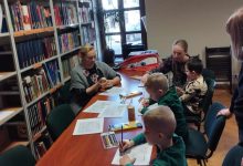 Dzieci w wieku 5-6let uczestniczące w zajęciach w Czytelni biblioteki, rysują malowanki