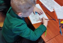 Dzieci rysują malowanki