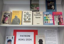 Wystawa książek prezentujących sylwetki i twórczość patronów roku 2024.