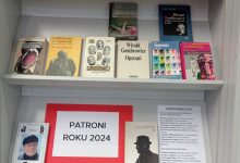 Wystawa książek o patronach roku 2024.