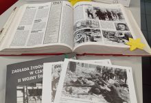 wystawa książek i plansz o getcie warszawskim oraz plakat informujący, że biblioteka bierze udział w akcji Żonkile