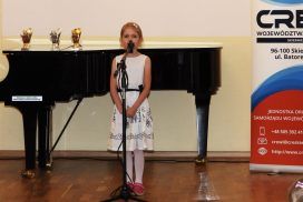 II wojewódzki konkurs piosenki o zdrowiu - uczestniczka śpiewa