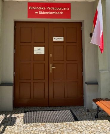 Tymi drzwiami dostaniesz się do Biblioteki Pedagogicznej w Skierniewicach