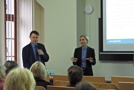 Dorota Matusiak-Bilek i Piotr Bończak z Okręgowego Inspektoratu Pracy w Łodzi prowadzą szkolenie BHP dla dyrektorów szkół