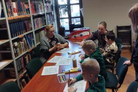zieci w wieku 5-6let uczestniczące w zajęciach w Czytelni biblioteki, tysują malowanki