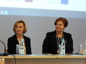 Od lewej: dr Barbara Dembowska, prof. Akademii Nauk Stosowanych Stefana Batorego, i Marzenna Piwowar-Zrazek, dyrektor CRE WŁ w Skierniewicach.