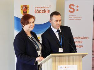 Od lewej: Marzenna Piwowar-Zrazek, dyrektor CRE WŁ w Skierniewicach, i Radosław Małkus, wicedyrektor.
