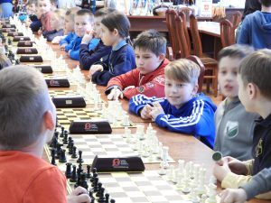 Dzieci przy szachownicach.