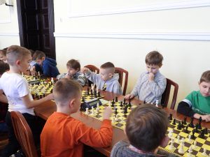 Dzieci przy szachownicach.